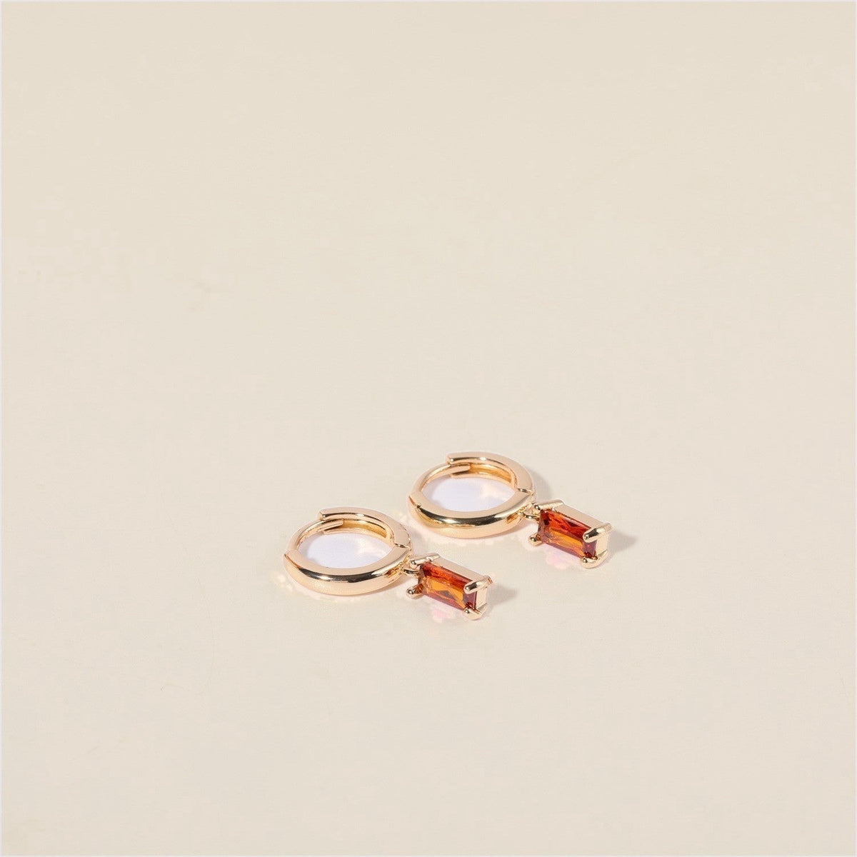 Bella Birthstone Huggies Orecchini