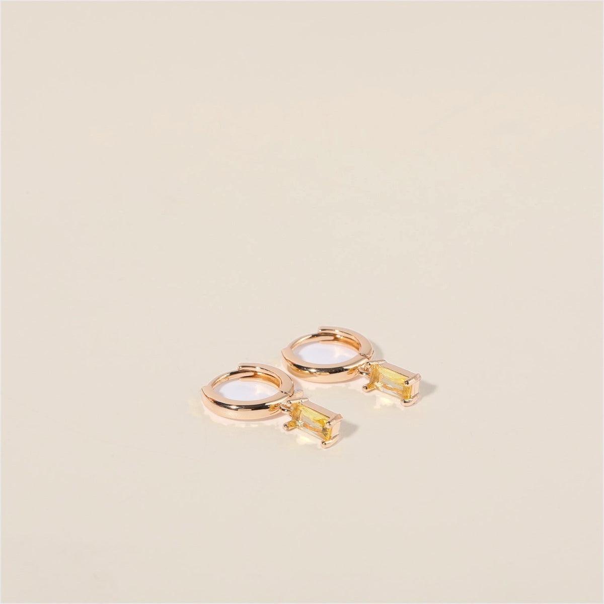 Bella Birthstone Huggies Orecchini